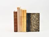 plusieurs livres sont empilés sur une surface blanche