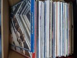 beaucoup de livres dans une boîte sur l'étagère