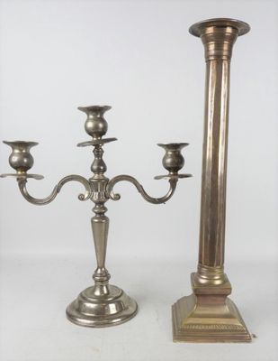 paire de candélabres anciens en laiton avec bougeoirs sur pied