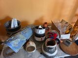 une table sur laquelle se trouvent de nombreux objets