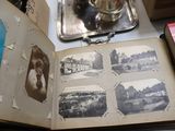 un livre ouvert posé sur une table, avec des images dessus