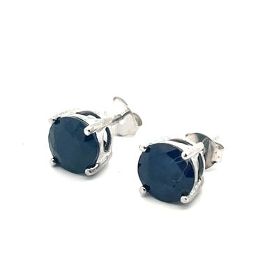 une paire de boucles d'oreilles en pierre bleue sur fond blanc
