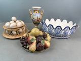 une assiette de fruits et un bol d'œufs posés sur une table