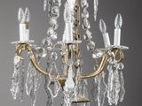 un lustre en laiton et cristal à cinq lumières