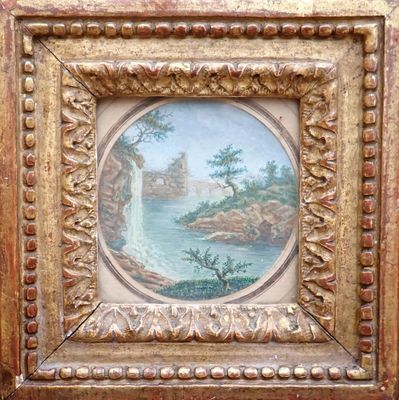 une vieille photo représentant une peinture d'une cascade, dans un cadre en bois