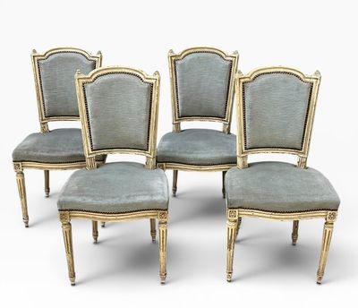 lot de quatre chaises de salle à manger de style Louis XVI