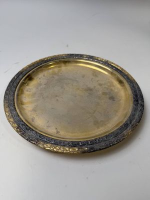 gros plan d'une plaque d'argent sur une surface blanche