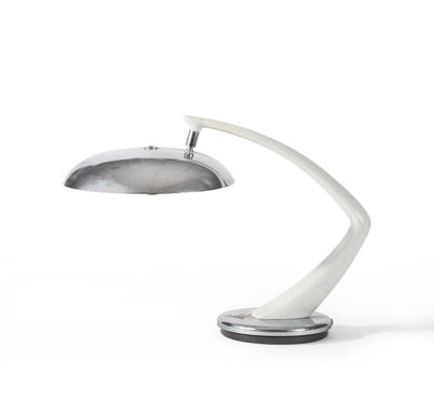 une lampe blanche posée sur une table