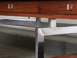 un bureau en bois muni de deux tiroirs, dans une pièce
