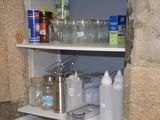 une étagère sur laquelle sont posées de nombreuses bouteilles et boîtes