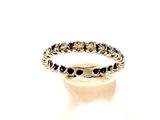 un gros plan d'une bague sertie de diamants noirs et blancs