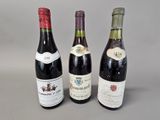 trois bouteilles de vin posées l'une à côté de l'autre sur une table
