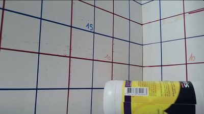 un pot de peinture accroché au mur d'une salle de bains