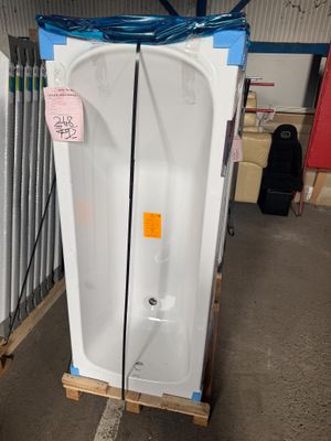 des toilettes blanches posées sur une palette dans un entrepôt