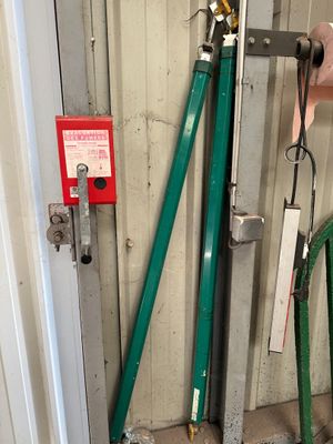 un tuyau vert et une bouche d'incendie rouge, l'un à côté de l'autre