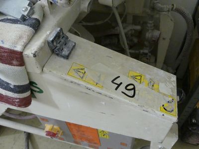 une machine posée sur une table dans une pièce