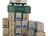 une pile de cartons surmontée d'un train