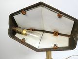 une lampe posée sur une table