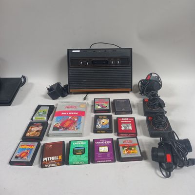 beaucoup de jeux vidéo et d'autres appareils électroniques sur la table
