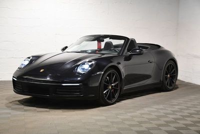 une photo d'une voiture de sport noire garée dans un garage