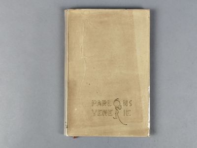 un vieux livre écrit posé sur une table