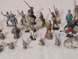 de nombreuses figurines de différents types et tailles sur la table