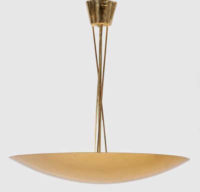 une grande suspension en laiton et en verre