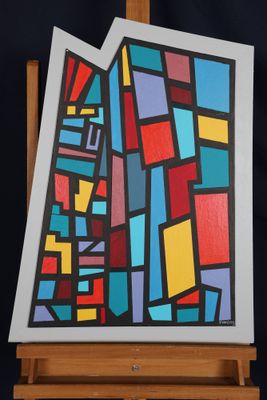un chevalet sur lequel est posé un tableau, avec une feuille de papier posée dessus