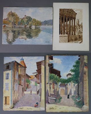 quatre aquarelles représentant une rue et des bâtiments, accrochées à un mur