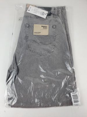 l'arrière d'un jean gris dans un sac en plastique