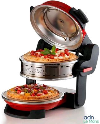 une pizza en train de cuire dans un four à pizza