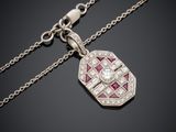 un pendentif Art déco orné d'un diamant et d'un rubis, monté sur une chaîne