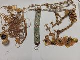 beaucoup de bijoux en or sur une table blanche