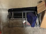 une pile de cartons et une chaise dans un coin de la pièce