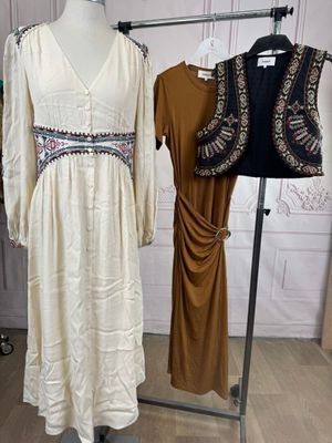 deux robes exposées sur un portant