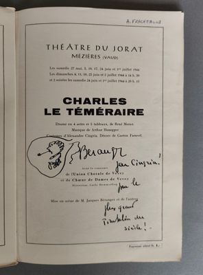 un livre ouvert avec la photo d'un homme et d'une femme