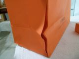 un sac orange posé sur une table