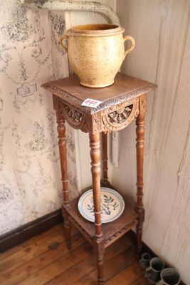 une table en bois sur laquelle est posé un vase