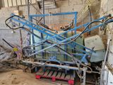 une machine bleue posée sur une palette dans un bâtiment