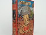 un vieux livre sur lequel figure l'image d'un homme à l'intérieur d'un globe terrestre