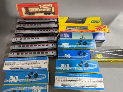 un grand nombre de trains miniatures qui se trouvent sur la table