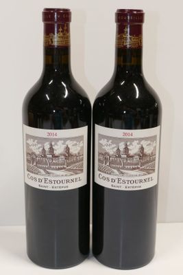 deux bouteilles de vin posées sur une table l'une à côté de l'autre