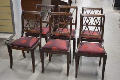 quatre chaises alignées dans une pièce