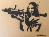 peinture représentant une femme tenant un couteau et un oiseau sur une boîte en carton