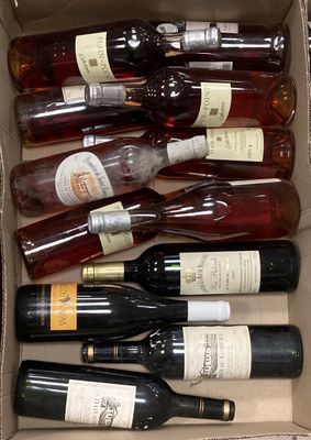 plusieurs bouteilles de vin dans une caisse sur la table