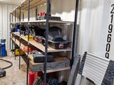 une pièce où l'on trouve tout un tas d'outils sur les étagères