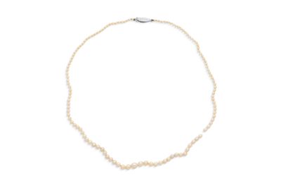 un collier de perles blanches avec un fermoir en argent sur fond blanc