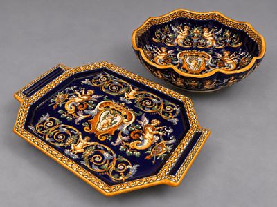 deux assiettes bleues et dorées ornées d'un motif décoratif