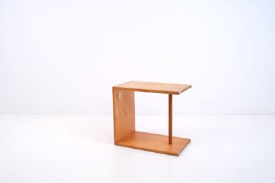 une petite table en bois surmontée d'une petite étagère