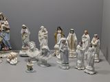 de nombreuses figurines posées sur une table